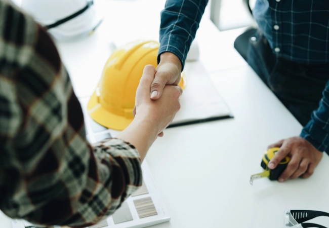 ingeniero y cliente tecnas